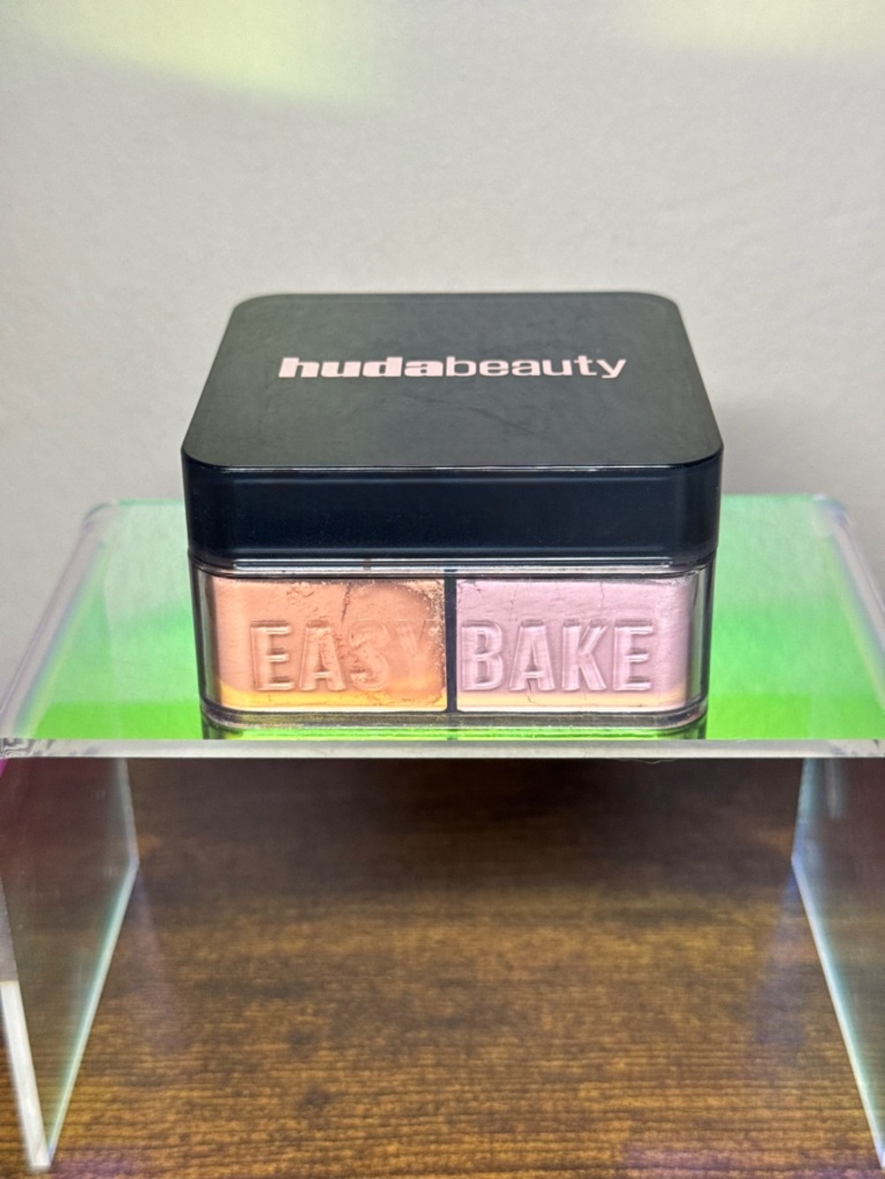 Huda Beauty Easy Bake Loose Powder Brightening + Correcting Duo - Picture 2 of 5